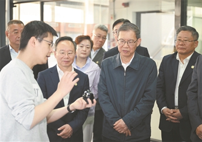 2025年3月 &nbsp; &nbsp;郝明金（右二）率调研组就“推动科技创新和产业创新融合，催生新产业、新模式、新动能”赴浙江开展大调研。图为调研组考察杭州宇树科技有限公司。