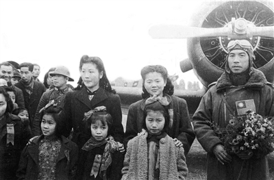 参加飞机命名典礼的民众代表与空军飞行员合影