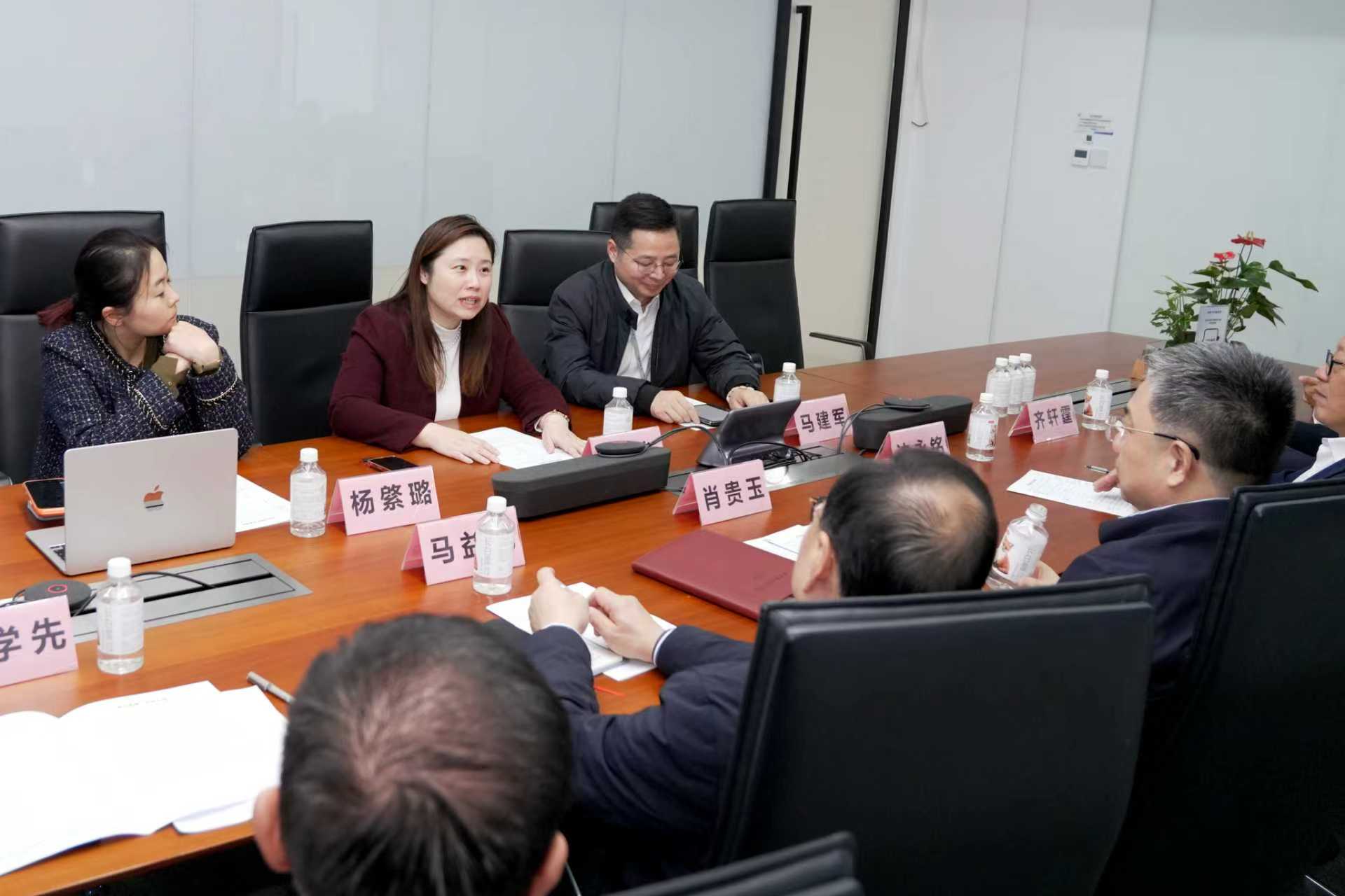 企业负责人在介绍情况