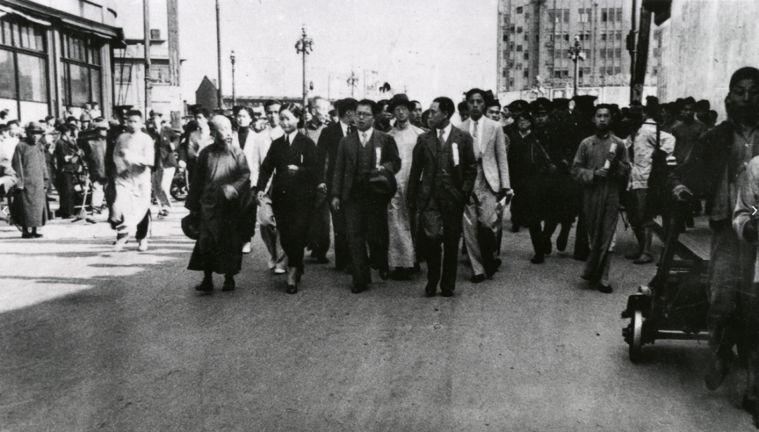1936年救国会主要领导人（左起前排：沈钧儒、史良、王造时、沙千里）等参加上海各界群众的示威游行