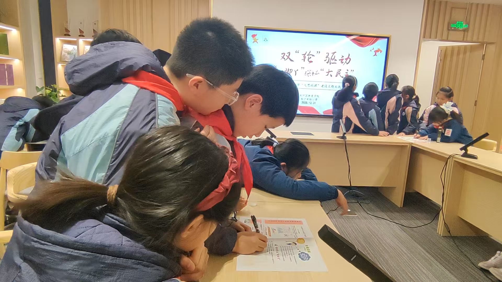 用画笔画出心中的协商场景