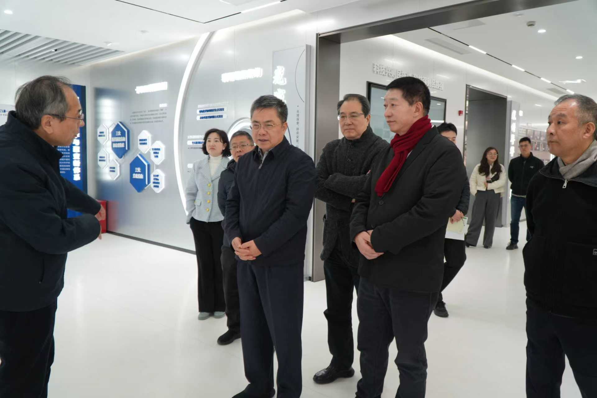 实地考察上海光机所展厅