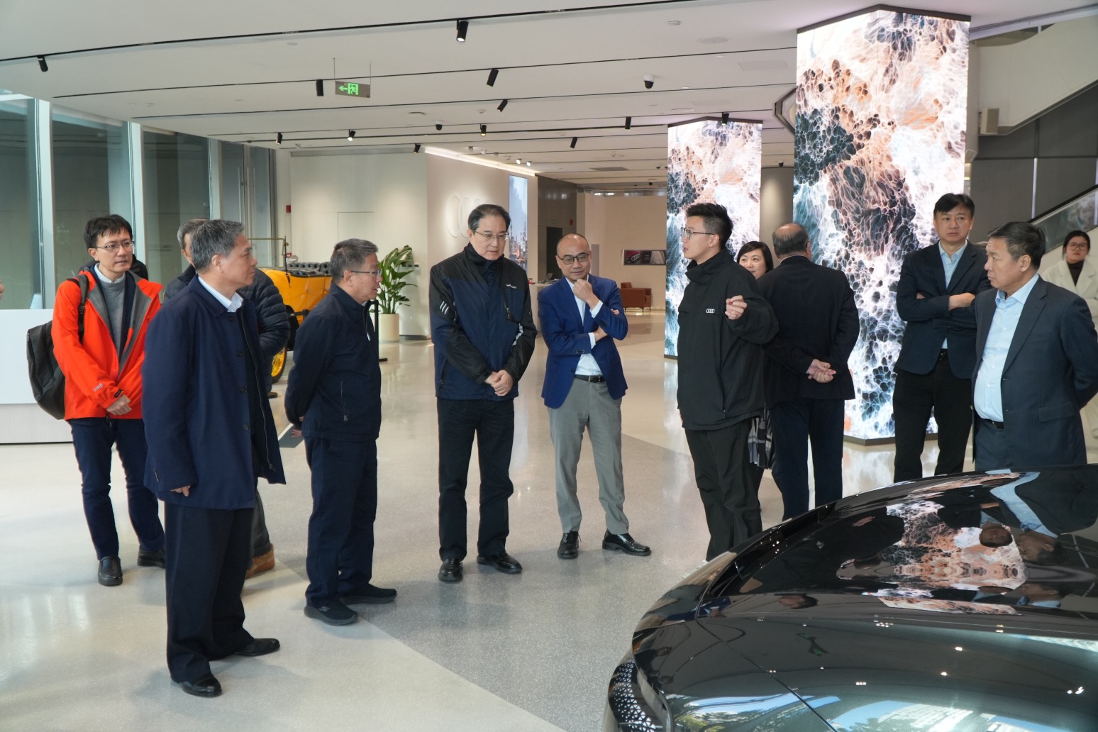 11月28日，上海市政协经济和金融委员会赴上汽奥迪之城旗舰店开展“上海2025年经济运行状况分析与2026年经济发展思路建议”专项工作调研。