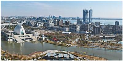 上海自贸试验区临港新片区滴水湖畔。