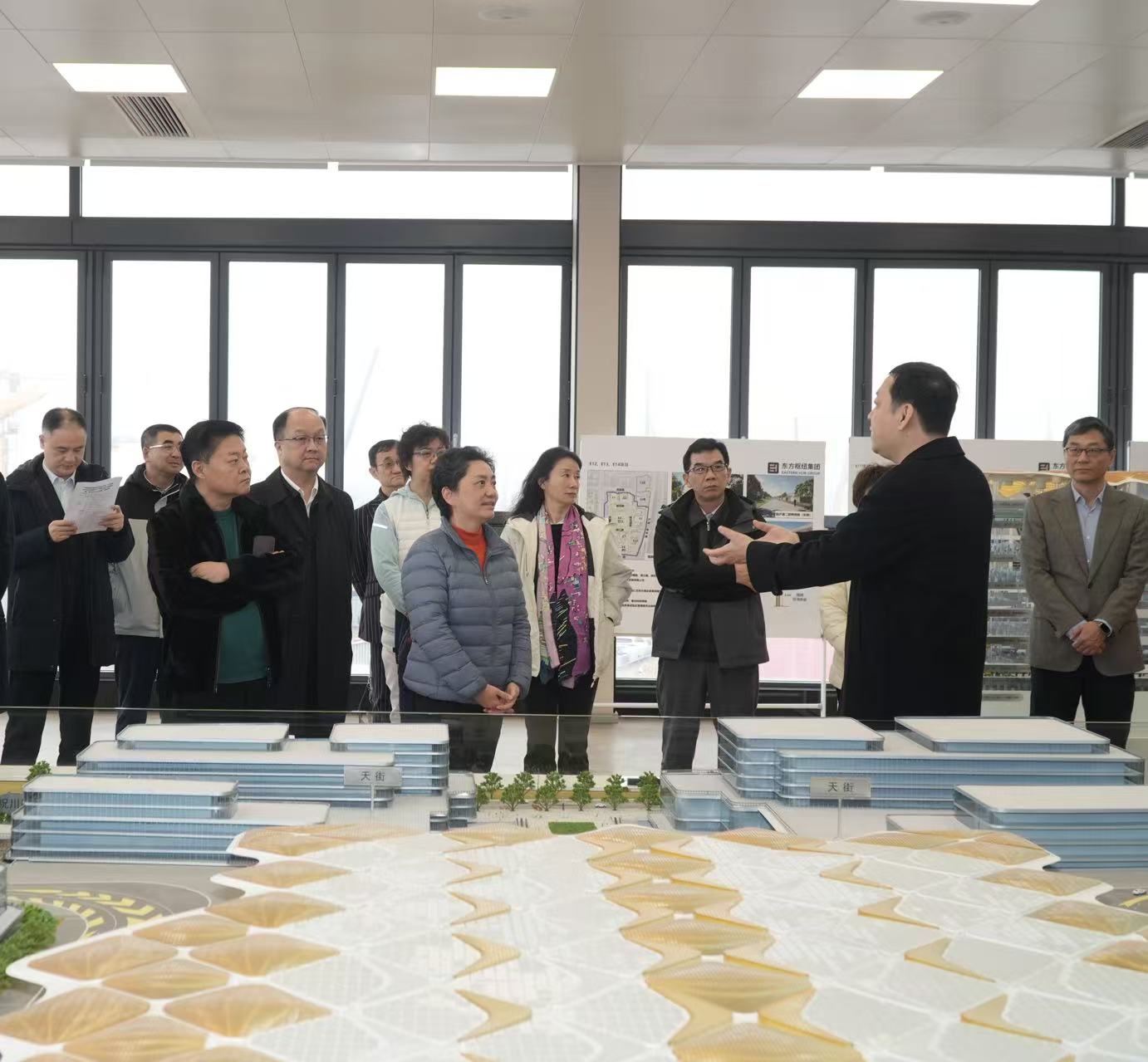 2025年3月12日下午，上海市政协社法委组织部分委员及部分“委员参与立法协商”专家组成员，赴浦东新区开展“围绕建设韧性安全城市目标，着力提高公共安全治理水平”常委会重点课题调研暨“委员参与立法协商”跟踪调研。图为委员们实地考察东方枢纽，听取东方枢纽项目规划及国际商务合作区规划建设推进情况介绍。 林海 摄