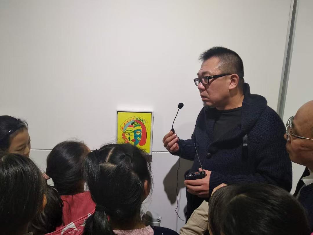 赵春为孩子们上艺术课&nbsp;