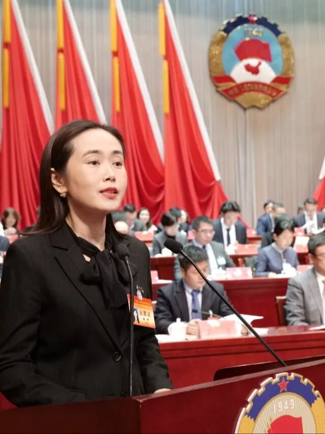 杨 柳<BR/>代表民革宝山区委作“多措并举打造邮轮‘健康游’品牌 提升宝山邮轮经济发展水平”的大会发言