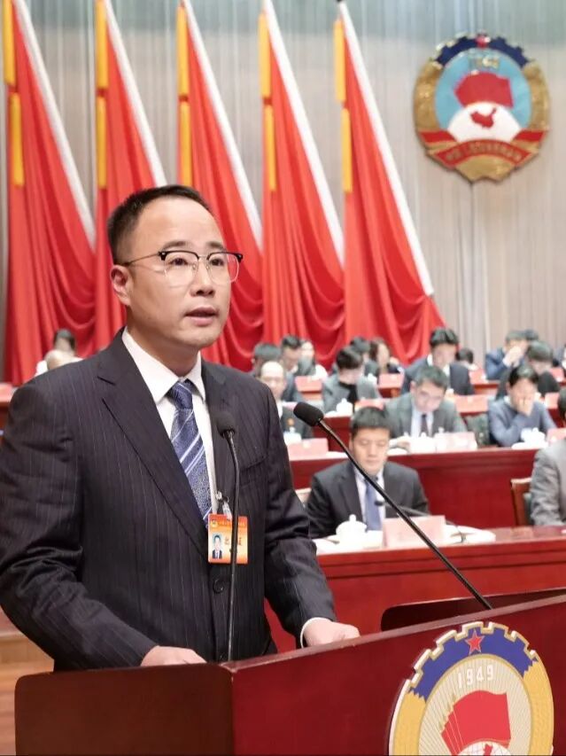 陶 侃<BR/>代表民盟宝山区委作“关于进一步做强机器人及高端装备产业的若干建议”的大会发言