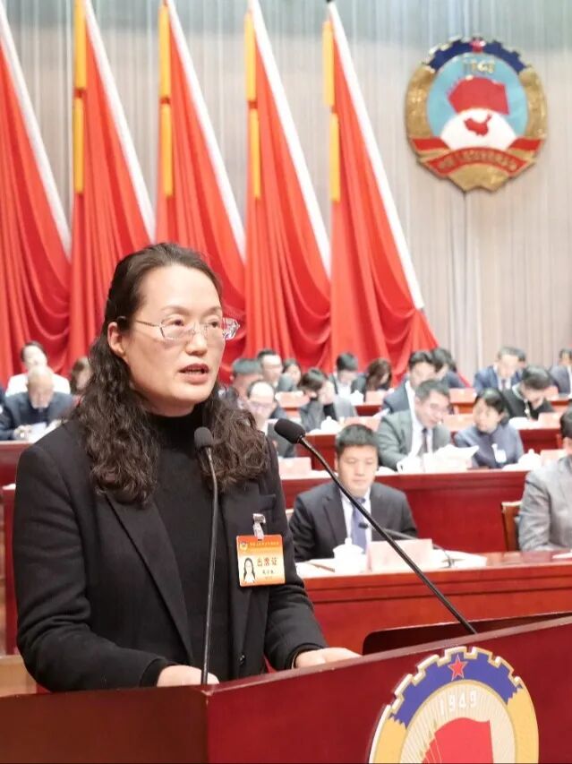 张卫红<BR/>代表农工党宝山区委作“深化智慧赋能与共治自治 提升宝山美丽城区建设质效”的大会发言