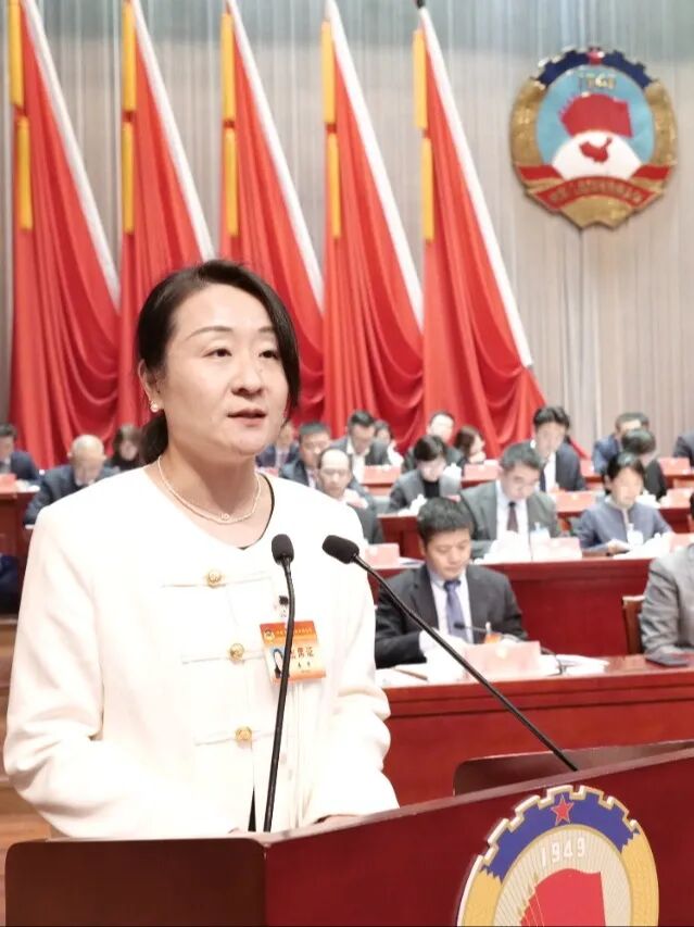 李 芳<BR/>代表九三学社宝山区委作“关于宝山钢铁工业遗存保护与开发利用的建议”的大会发言