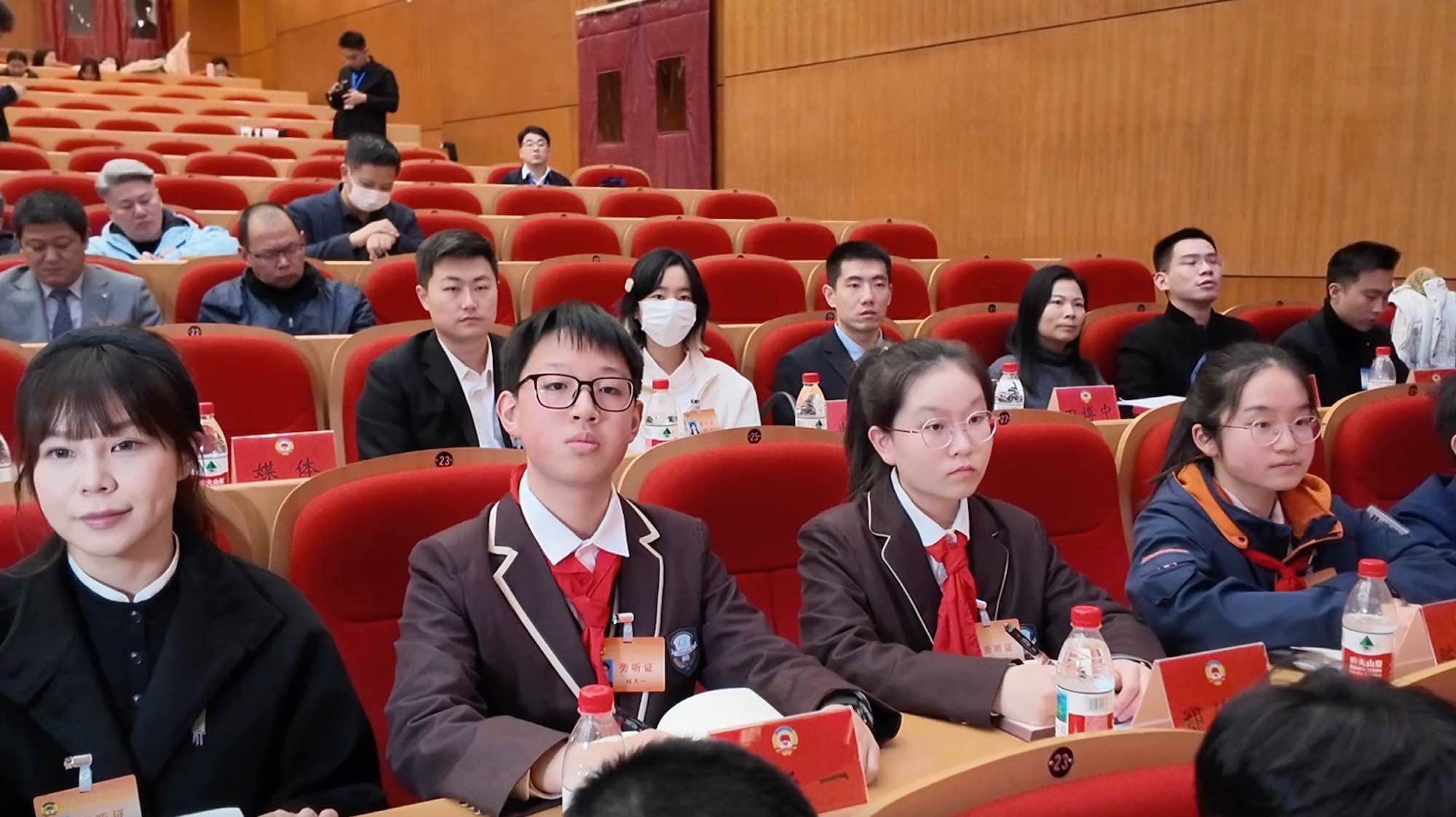 青少年旁听开幕大会