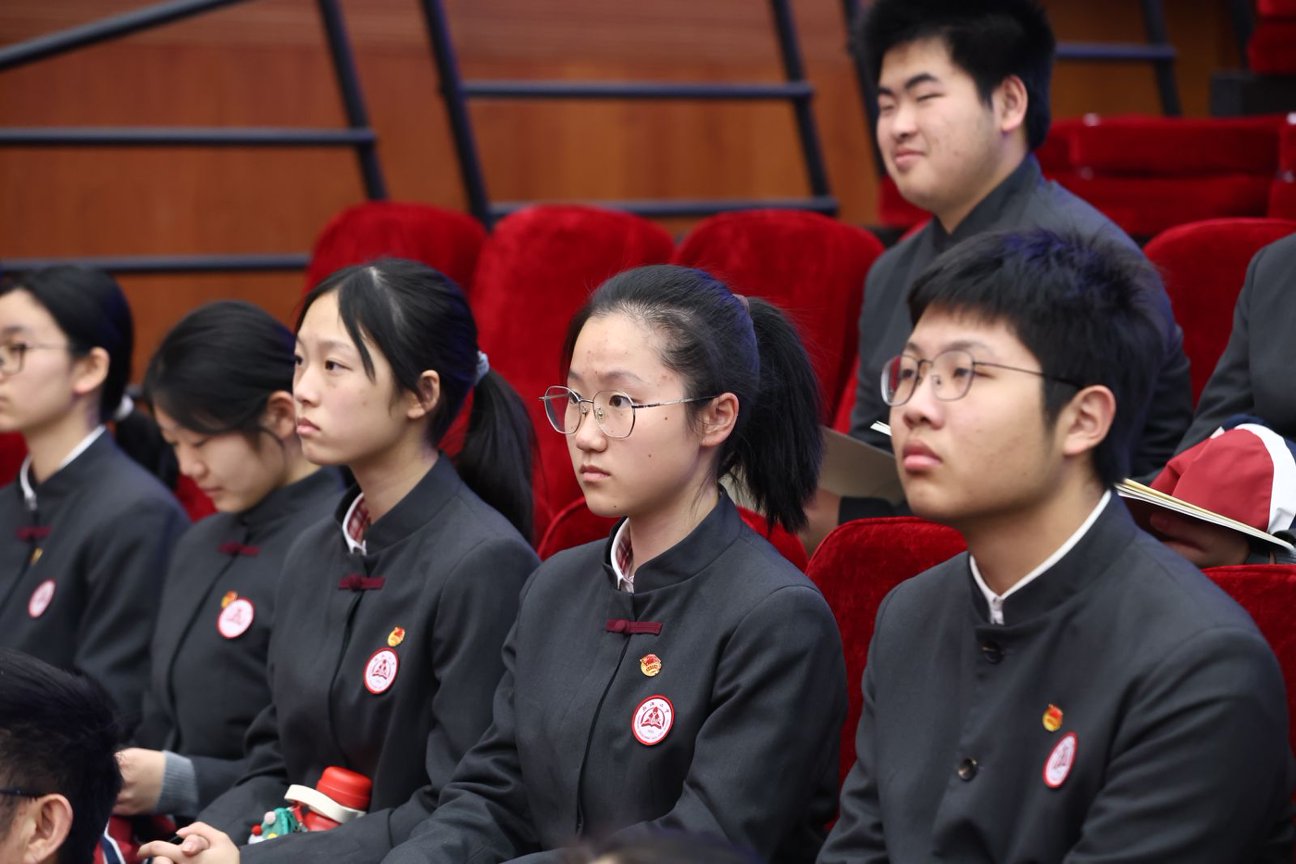 学生代表应邀观摩区政协献计献策大会