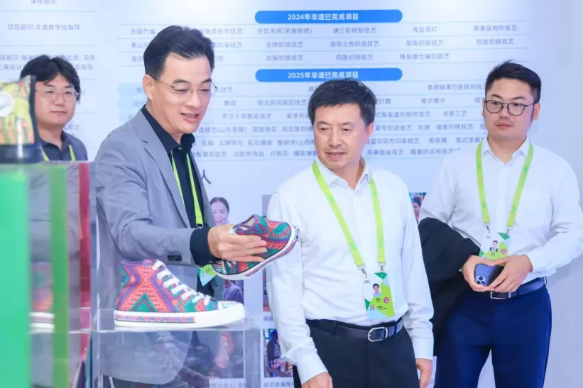 主持“世界设计之都大会”上海大学设计主展区活动