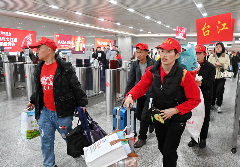 2月24日，来自贵州省的400名务工人员乘坐G2414次贵阳北—福州免费高铁返岗复工专列顺利抵达福州火车站。此次开行的“点对点”务工人员返岗专列，是福州市2026年“春风行动·就业援助季”重点举措之一，旨在全力保障企业节后复工复产，畅通务工人员返岗通道。新华社记者 林善传 摄