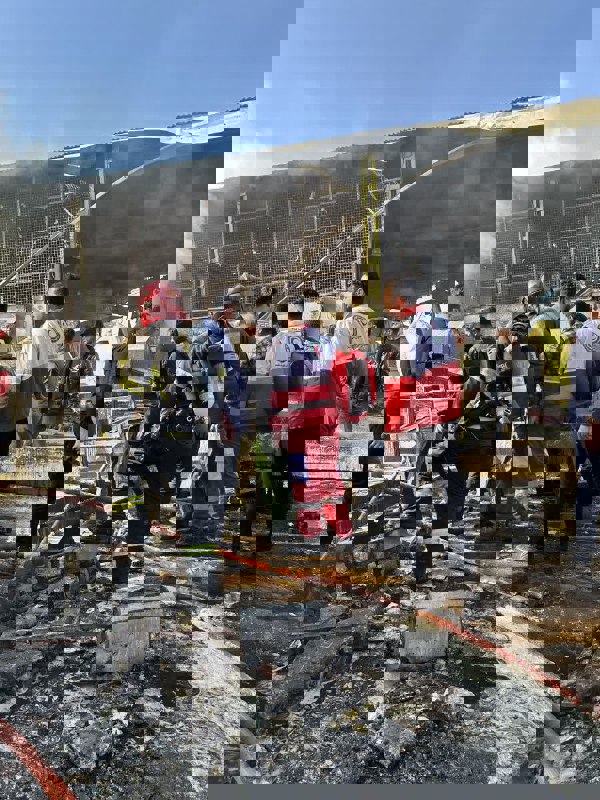 救援人员在伊朗伊斯法罕省的直升机坠毁现场工作。据伊朗迈赫尔通讯社2月24日报道，一架军用直升机当天在伊朗中部伊斯法罕省坠毁，已确认4人死亡。新华社发