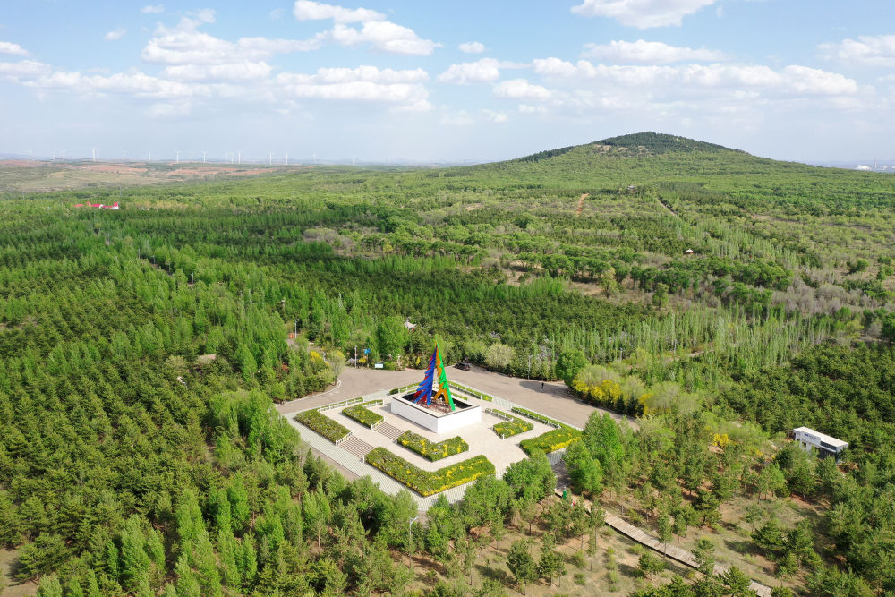 这是2023年5月18日拍摄的山西省朔州市右玉县南山森林公园一角（无人机照片）。新华社记者 詹彦 摄