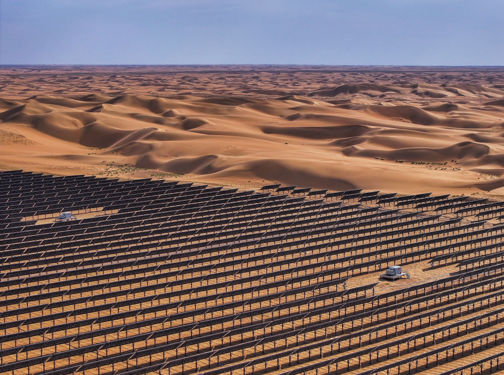 这是2025年6月5日拍摄的位于内蒙古巴彦淖尔市磴口县的乌兰布和东北部新能源基地100万千瓦光伏先导工程项目（无人机照片）。该项目地处乌兰布和沙漠。新华社记者 连振 摄