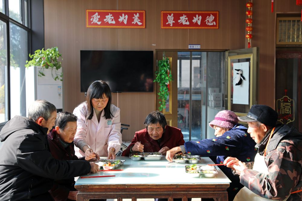2025年12月28日，护理人员在江苏省海安高新区隆政街道德兴村亲上亲养老小院照顾老人用餐。新华社发（顾彬斌 摄）