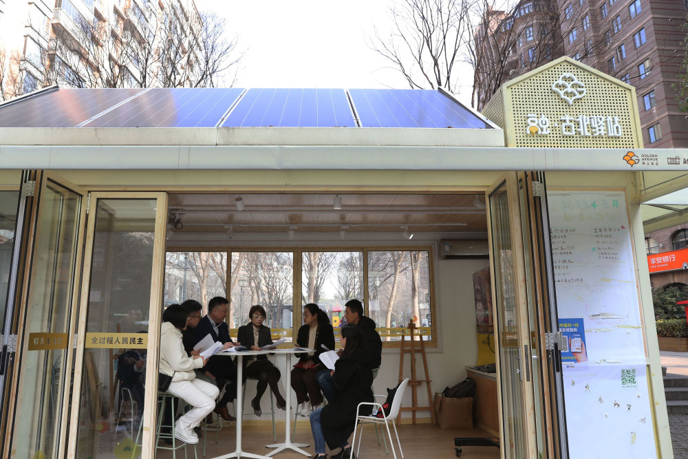 2023年2月17日，在上海虹桥街道“融·古北驿站”，人大代表向辖区内的商户宣传普及新施行的《上海市住房租赁条例》。虹桥街道是全国人大常委会法工委2015年在全国设立的首批四个基层立法联系点之一。新华社记者 刘颖 摄