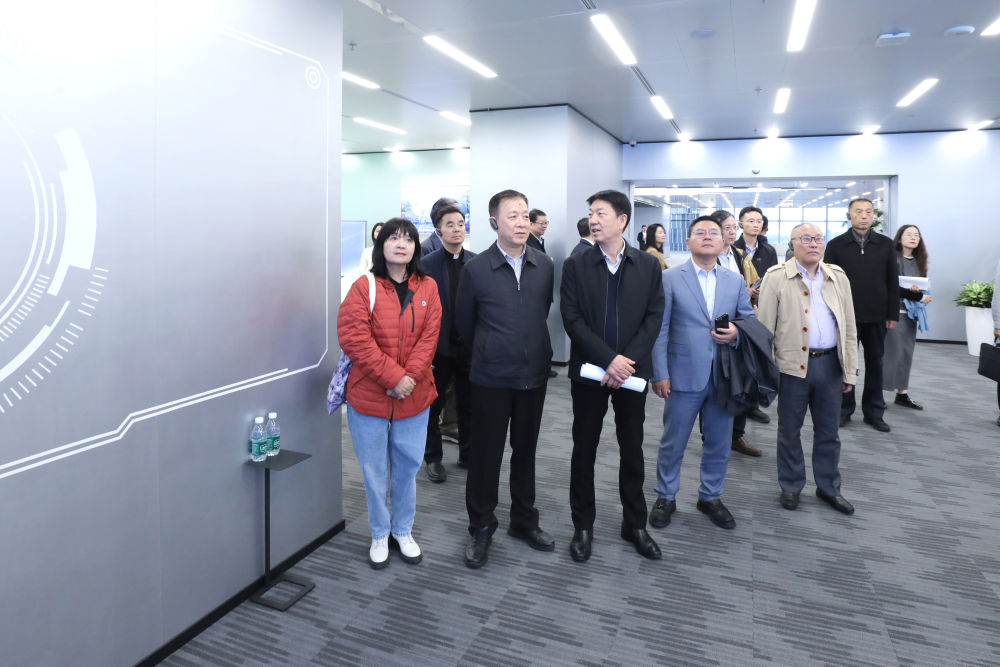图为2025年11月11日，部分在沪全国政协委员赴上海市浦东新区，围绕上海加快建设国际科技创新中心和推进高水平制度型开放开展专题考察