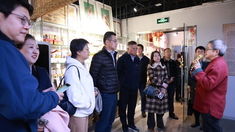 图为全国政协委员、上海新联会会长张毅在调研中