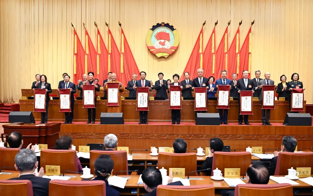 3月2日，2025年度全国政协委员优秀履职奖表彰仪式在北京举行，中共中央政治局常委、全国政协主席王沪宁等全国政协领导同志为获奖委员颁奖。记者 齐波 摄