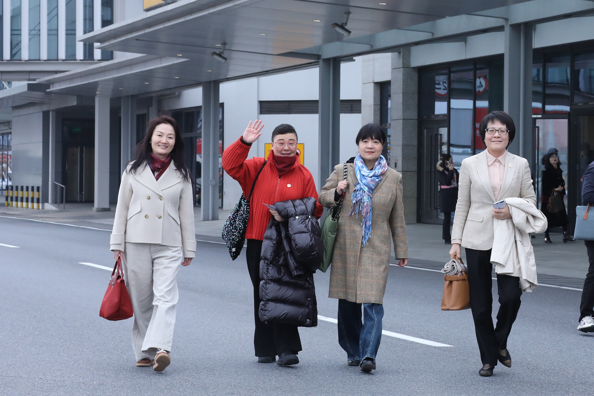 委员启程赴京 摄影：金松