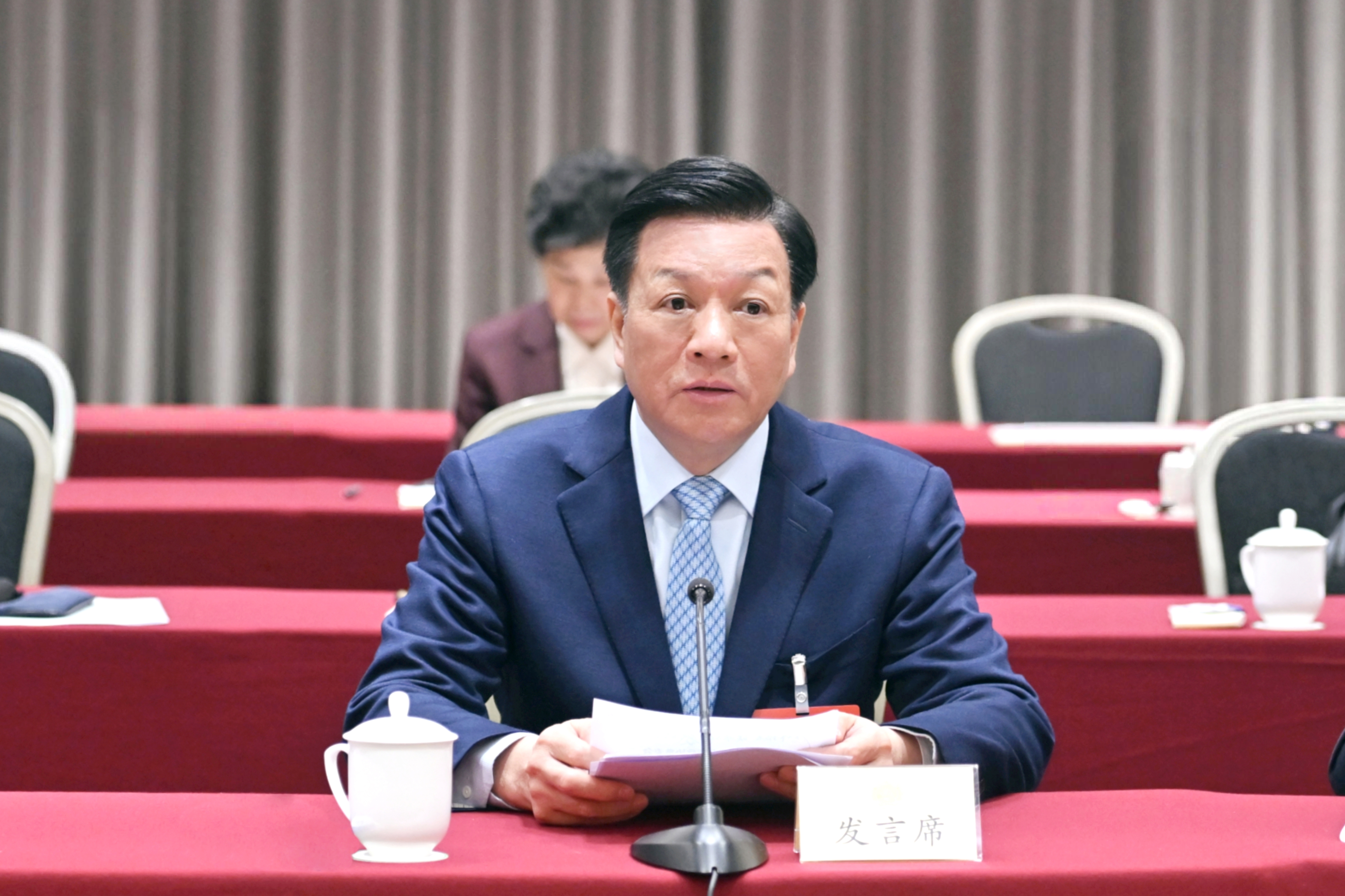 在沪全国政协委员审议常委会工作报告和提案工作情况报告，胡文容参加。