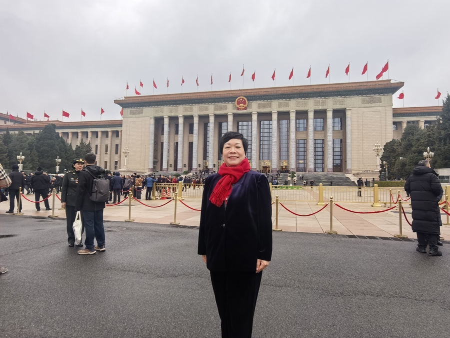 张军萍在人民大会堂前。