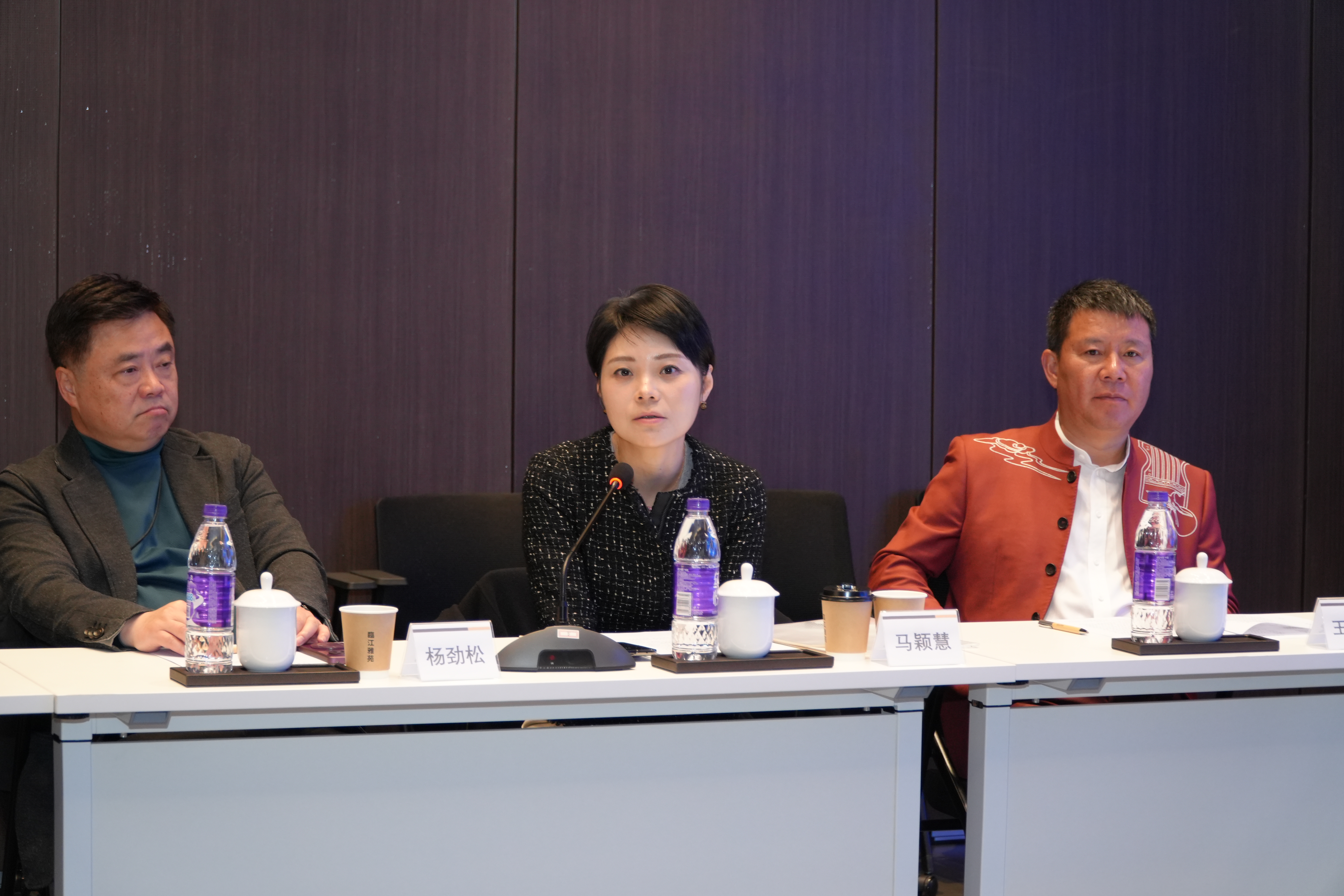 市政府外办主任马颖慧介绍本市外事工作情况