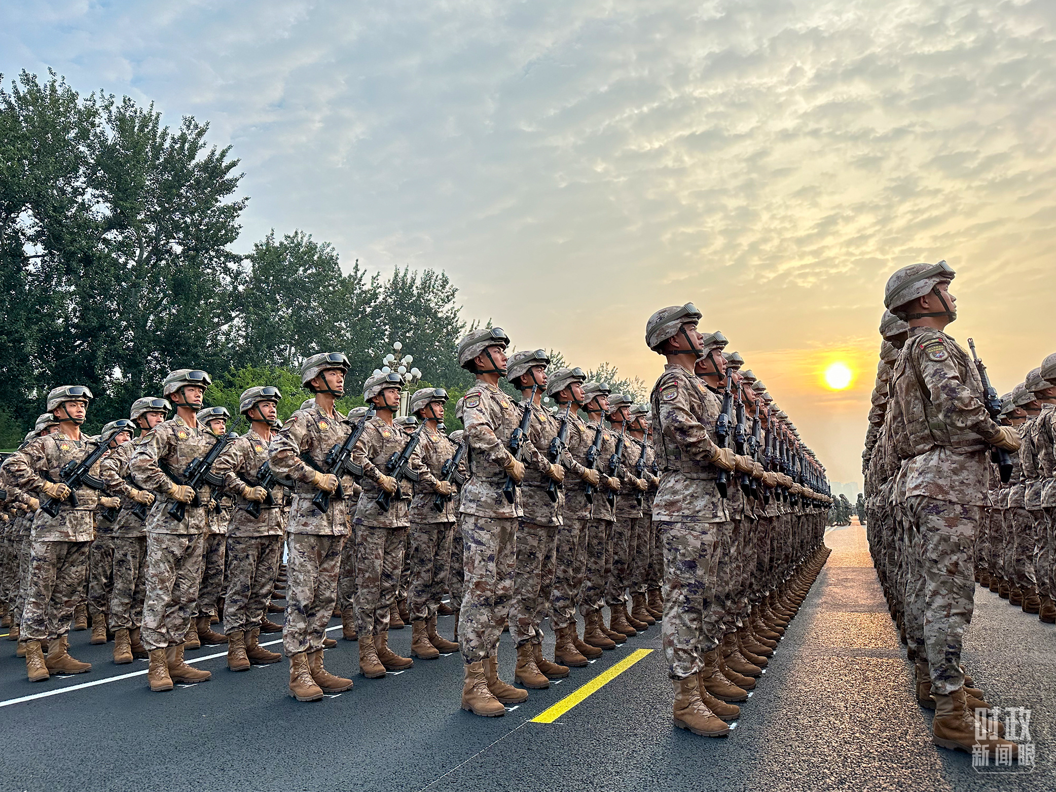 △2025年9月3日，受阅部队方队在长安街等候检阅。（总台记者石奇用拍摄）