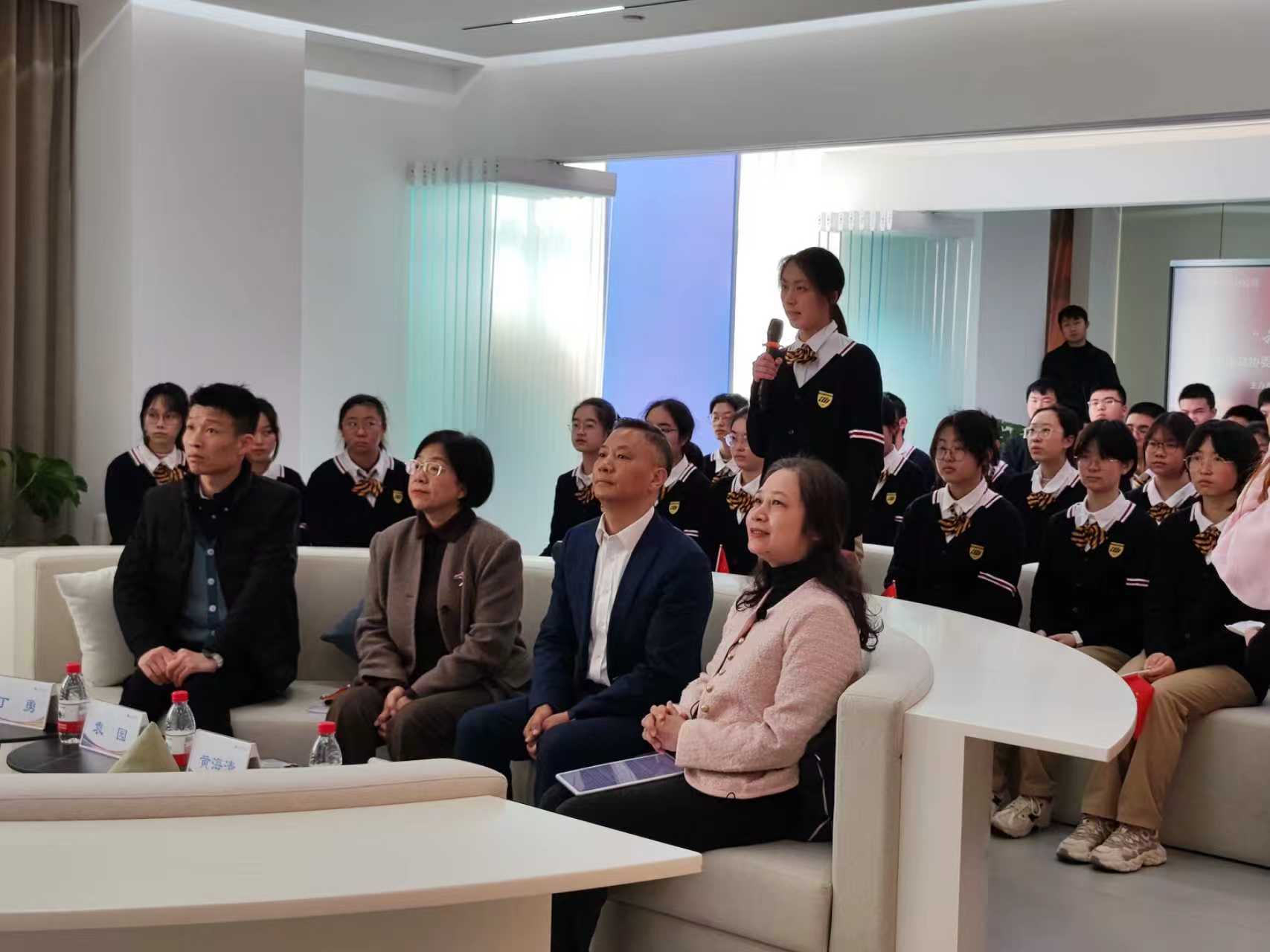 学生向委员提问