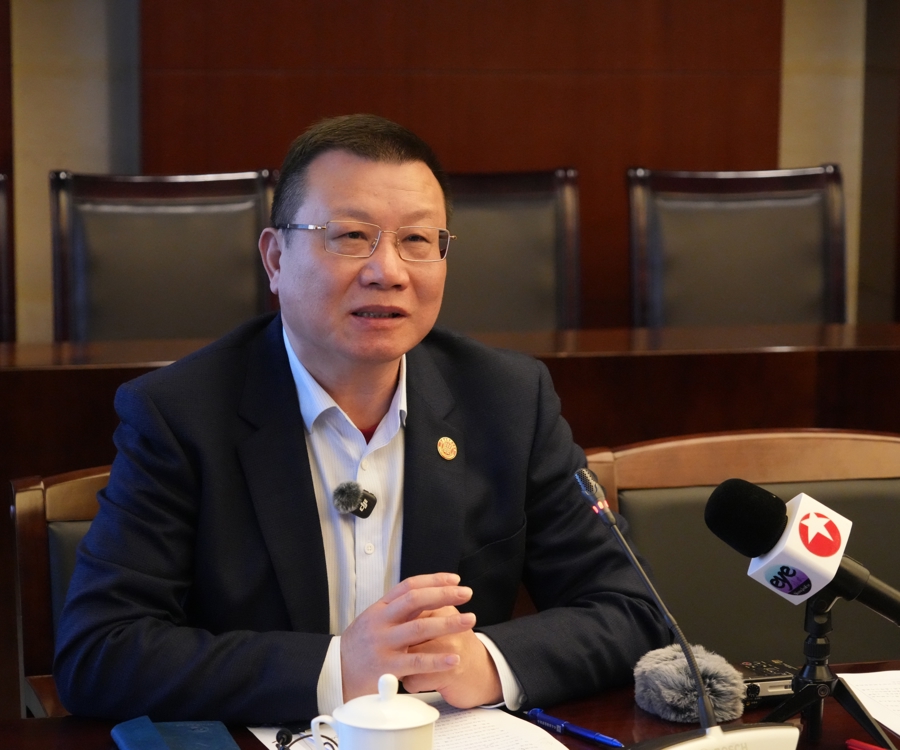 全国政协委员，上海中青年知识分子联谊会副会长，上海应用技术大学校长 汪小帆