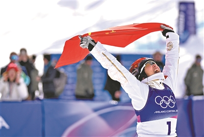 在米兰-科尔蒂纳冬奥会自由式滑雪女子空中技巧决赛中，中国选手徐梦桃获得冠军。 &nbsp; &nbsp;新华社发