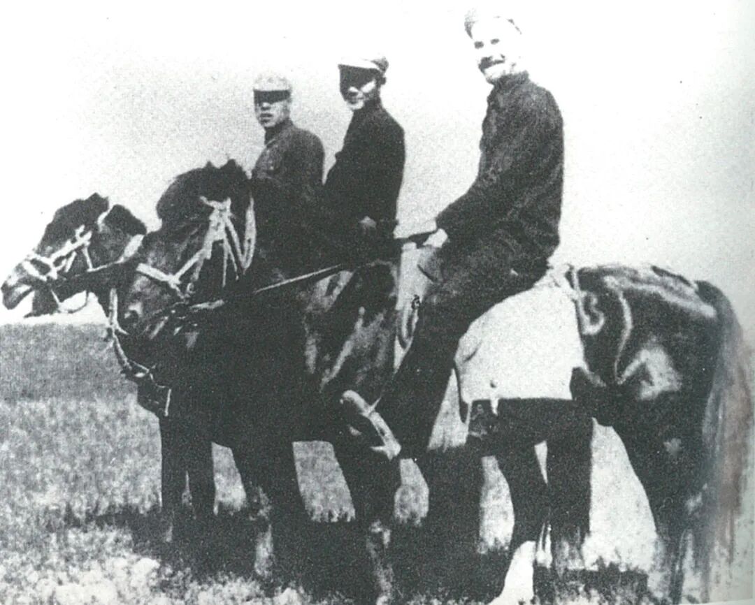 马海德在考察途中为斯诺（右一）拍摄的骑马照