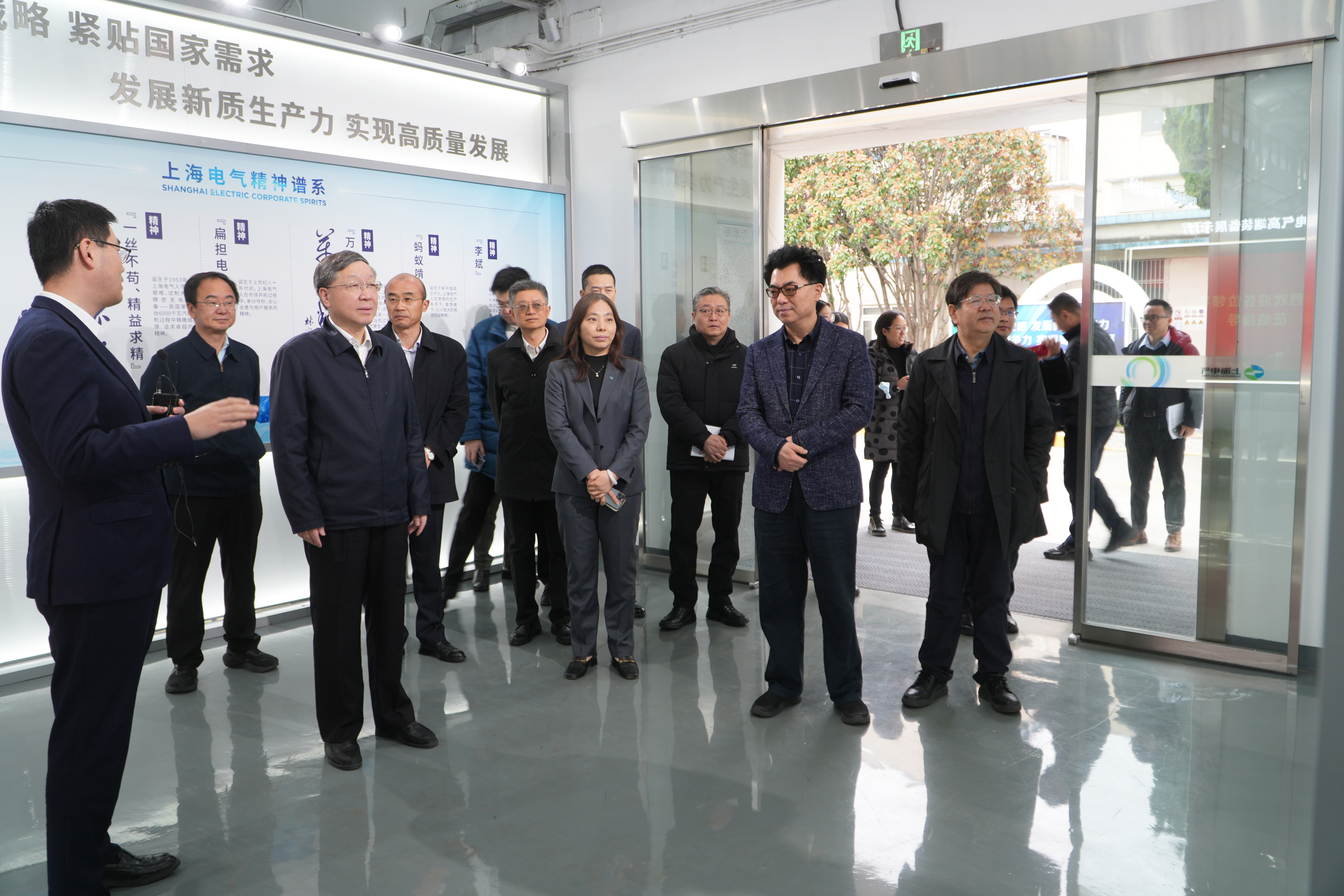 参观上海电气高端装备展示厅 董潇韩摄