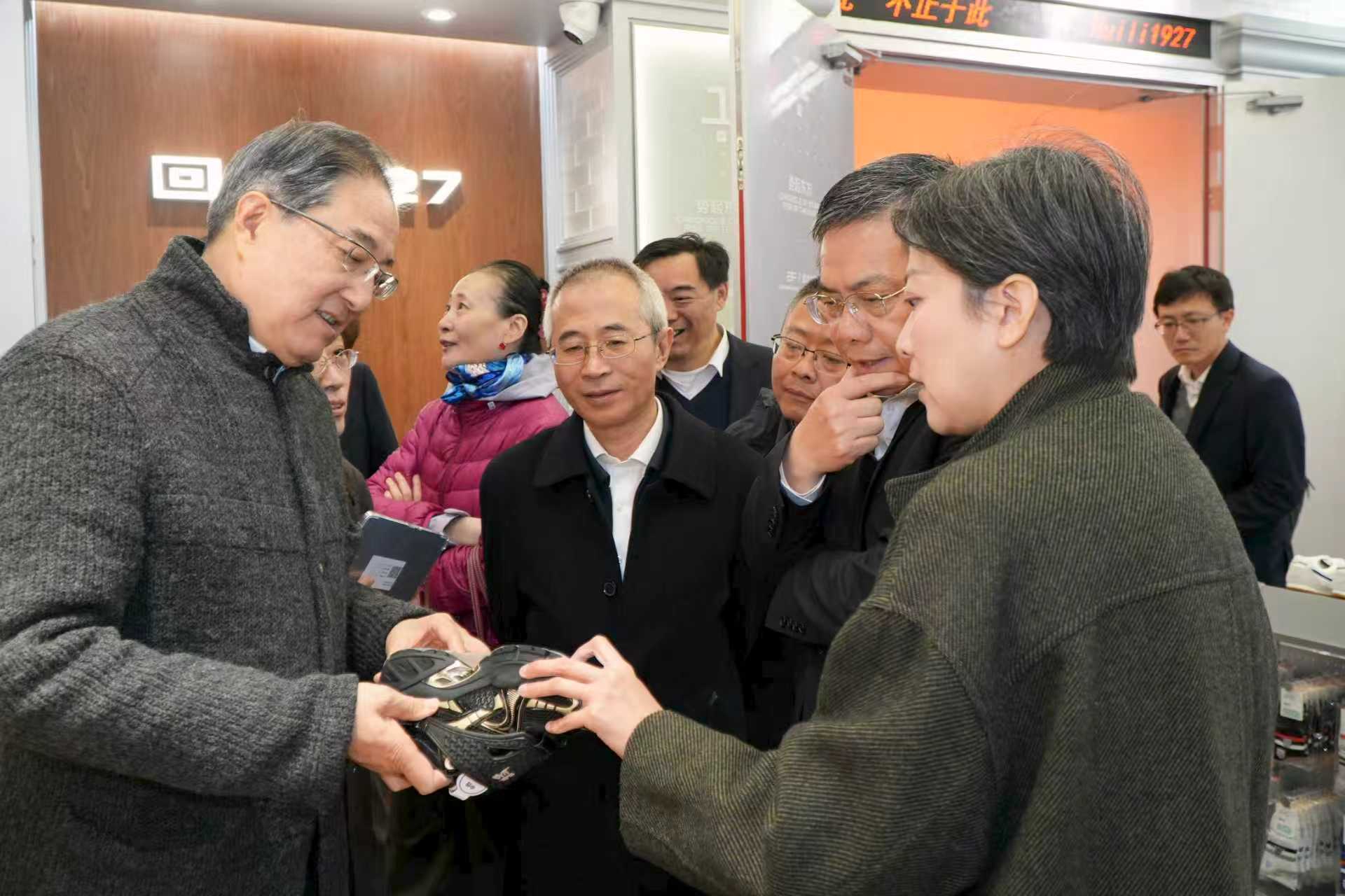 调研回力1927概念旗舰店