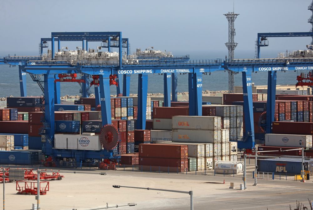 这是2025年10月7日拍摄的秘鲁钱凯港码头摆放的集装箱。位于秘鲁首都利马以北约80公里的钱凯港于2024年11月正式开港，标志着中秘共建“一带一路”取得新的重要成果。新华社发（玛丽安娜·巴索 摄）