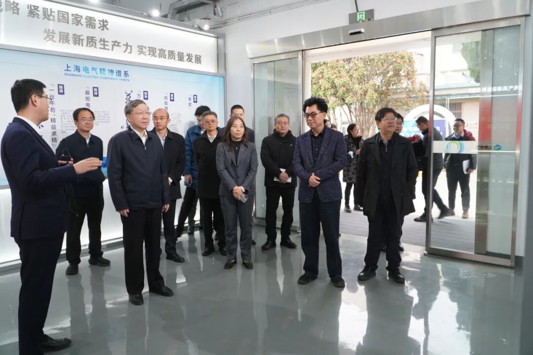 参观上海电气高端装备展示厅 董潇韩 摄