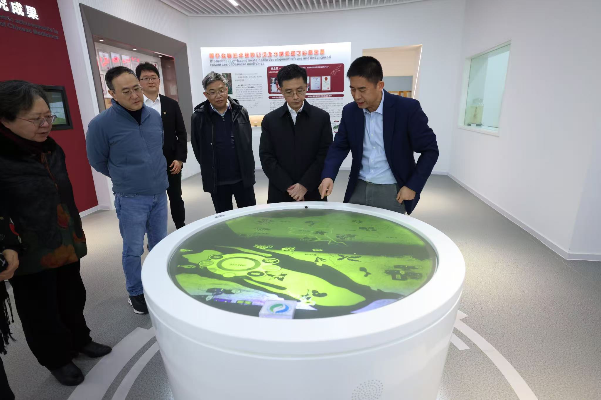 在上海中医药大学调研