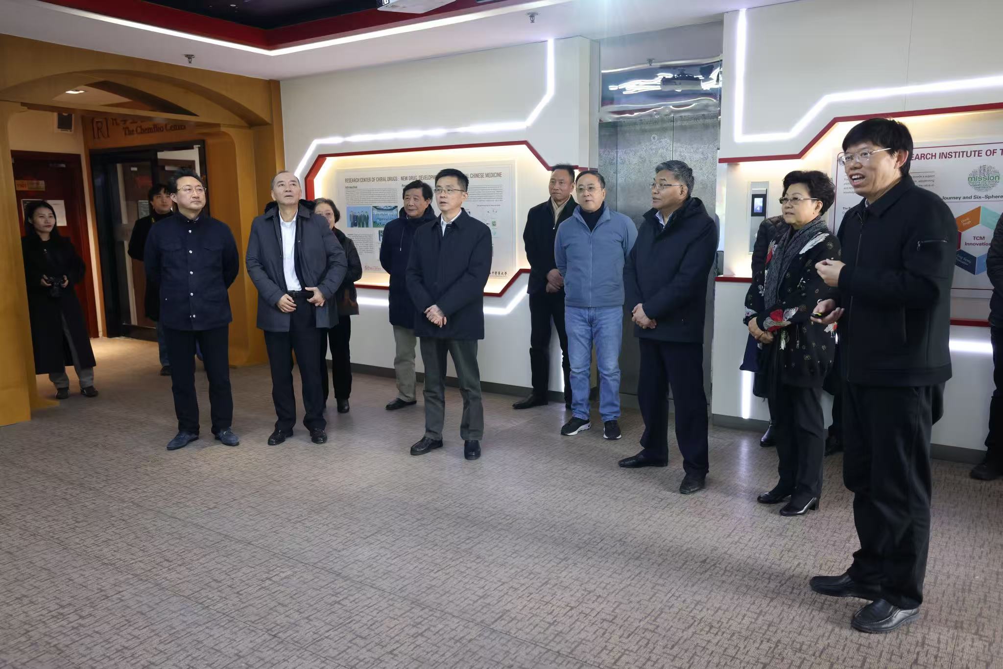 在上海中医药大学调研