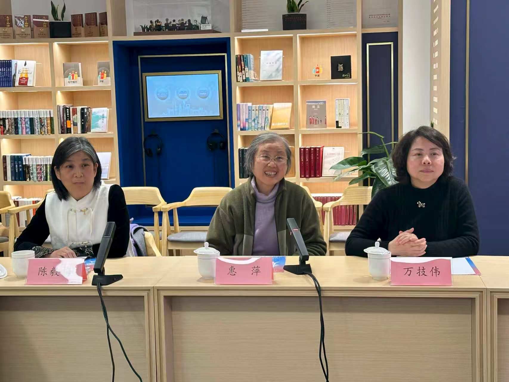 委员与居民交流