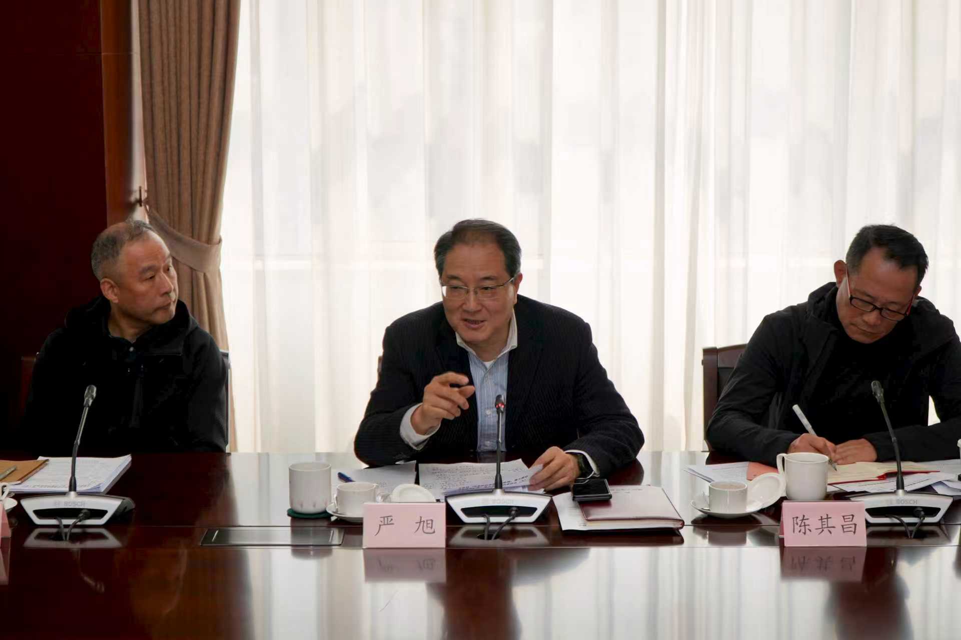 市政协经济金融委主任严旭主持座谈会