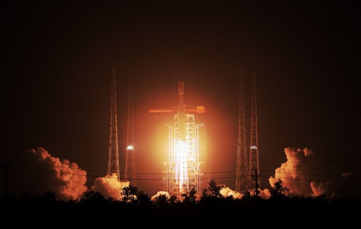 4月7日21时32分,长征八号运载火箭在海南商业航天发射场以“一箭十八星”方式,将千帆星座第7批组网卫星送入预定轨道,发射任务获得圆满成功。新华社发(刘建秋 摄)