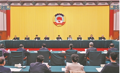 4月8日，十四届全国政协第四十二次双周协商座谈会在北京召开，中共中央政治局常委、全国政协主席王沪宁主持会议。 姜贵东 摄