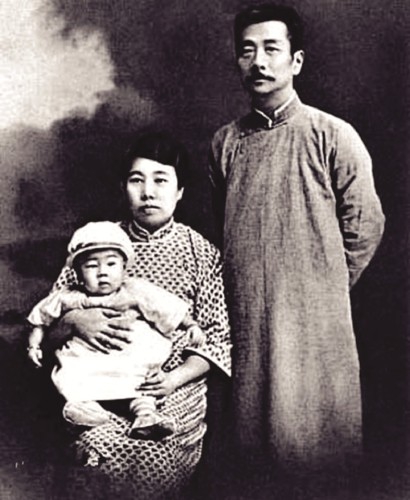 鲁迅全家福 照片由作者提供