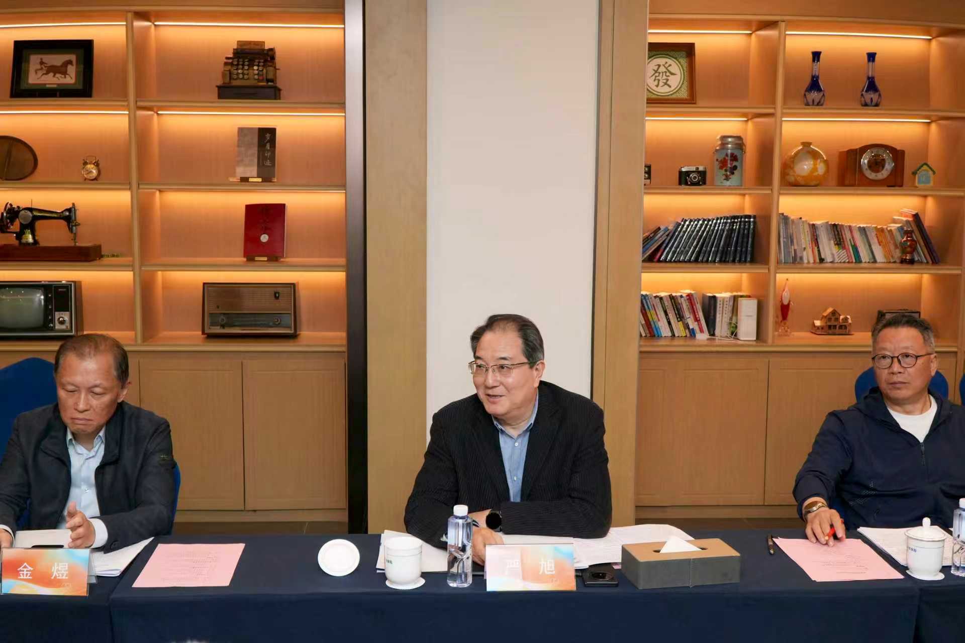 市政协经济金融委主任严旭主持座谈会