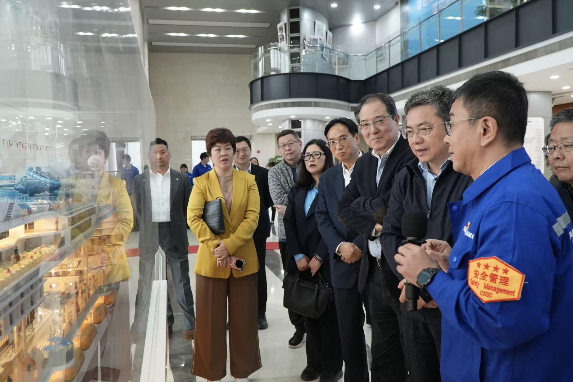 调研外高桥船厂展厅