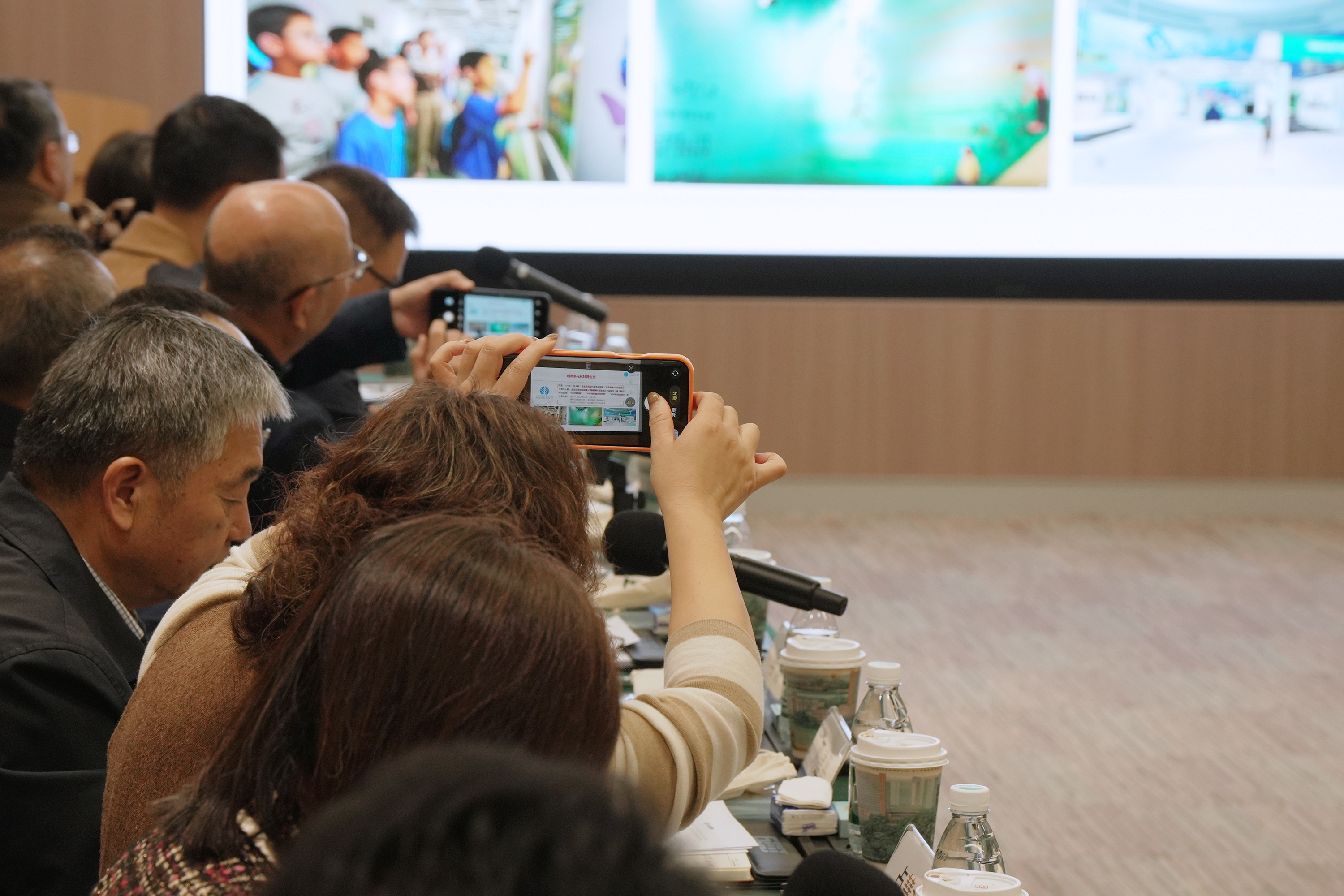 委员们纷纷拿出手机记录