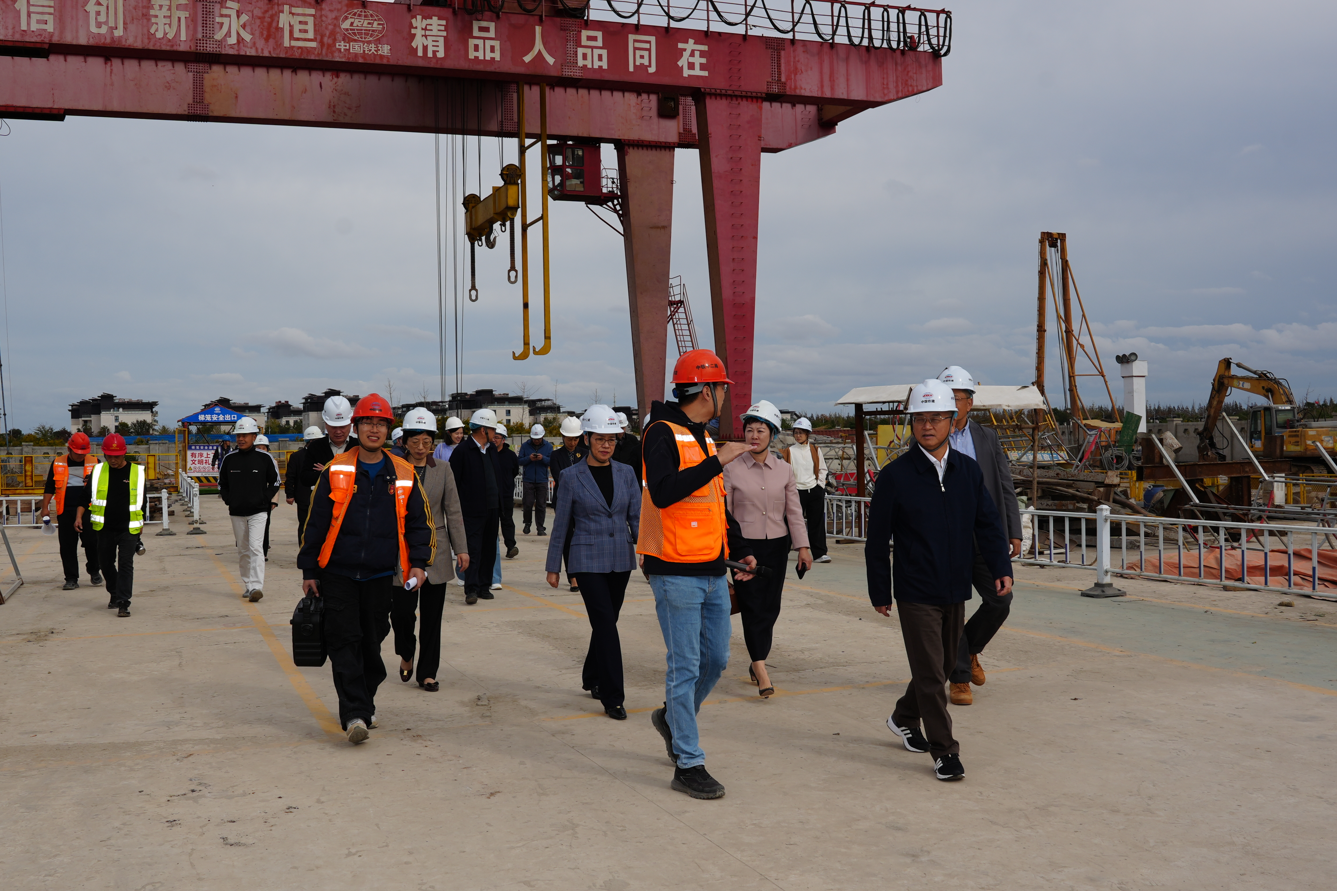 陈家镇政协委员工作站“请你来协商”活动中，委员们查看轨交东滩站工程进展。&nbsp;崇明政协供图